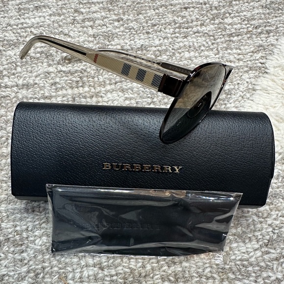 Burberry Shades - Picture 1 of 2